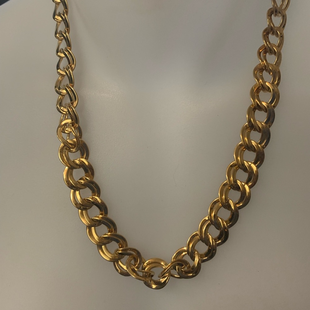 Gold interlocking loop chain necklace